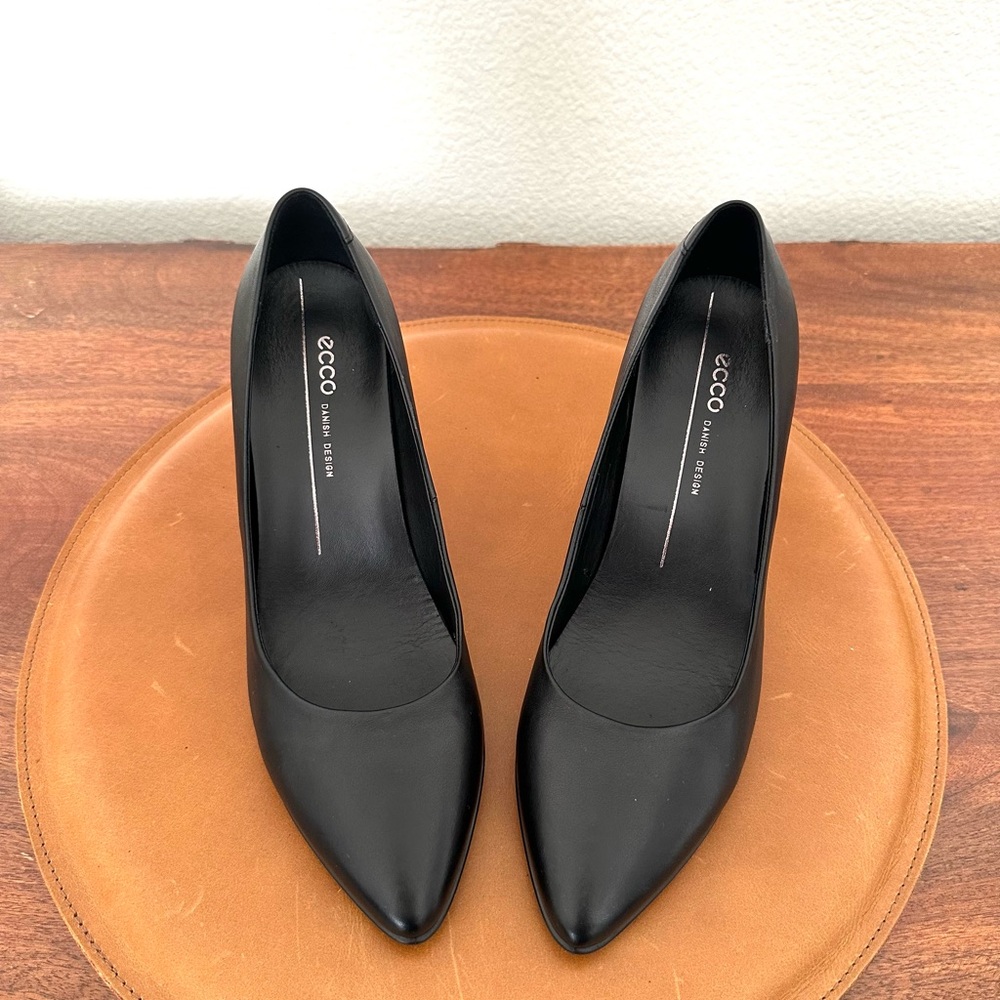 ECCO Women's Black Leather Pumps - Size 39 (US Size 8 or 8.5)